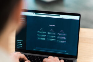 Pessoa com computador ligado fazendo seu infoproduto no chatGPT