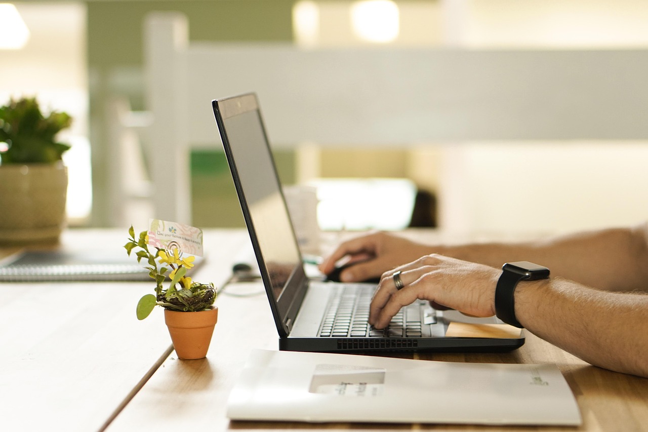 Como Conciliar CLT e Infoproduto em 2025: Guia Completo