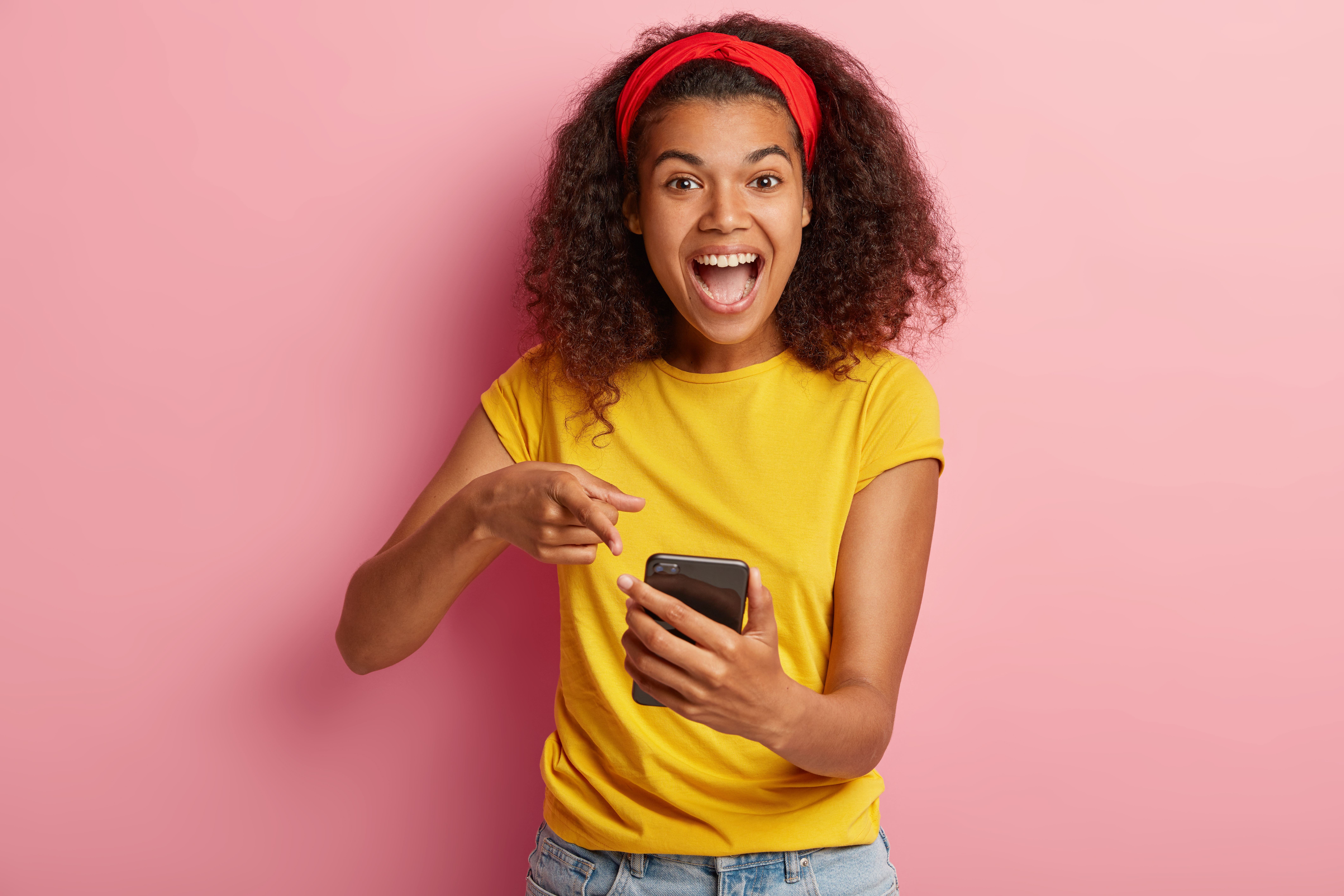 mulher feliz vendo notificação
