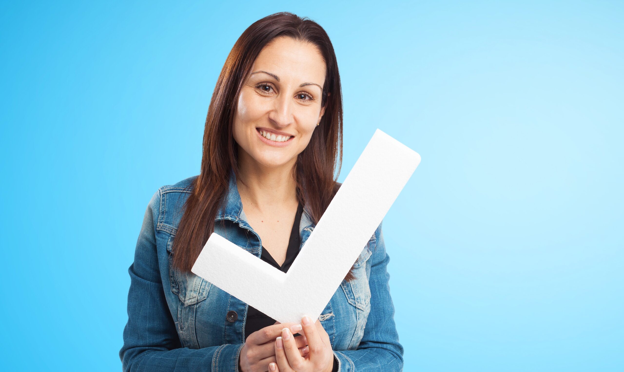 mulher feliz com avaliação positiva